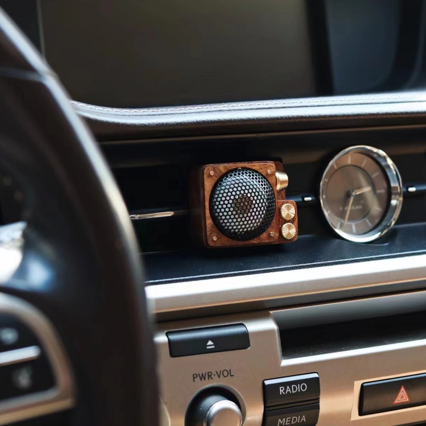 Vintage Retro Record Player Car Diffuser – Aromatherapy Air Freshener & Odor Eliminator for Essential Oils